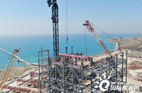 中國能建設計建設土耳其胡努特魯電站1號鍋爐大板梁開始吊裝